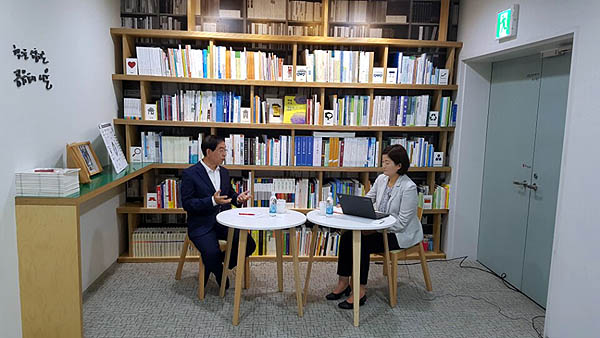 이날 <팟짱> 인터뷰는 서울시장실 옆 복도에서 진행됐다. 박 시장은 이 곳을 서울시에서 발간하는 책자, 백서들을 전시하는 공간으로 사용하고 있다.