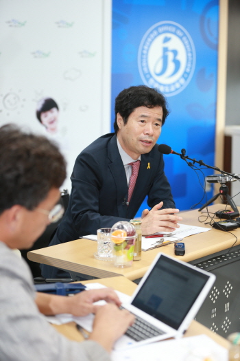 김승환 전북교육감이 1일 취임 2주년 기자간담회에서 기자들의 질문에 답을 하고 있다. 