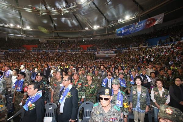 지난해 9월 24일 오후 서울 송파구 올림픽공원 핸드볼경기장에서 열린 월남전 참전 51주년 기념식에서 참석자들이 애국가를 부르고 있다. 