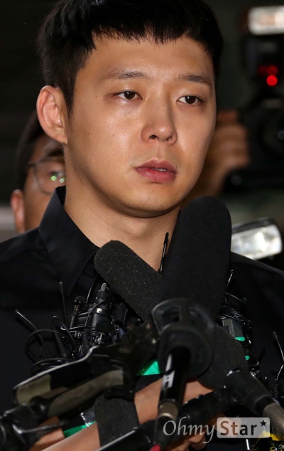  2016년 6월 30일 성폭행 피의자 신분으로 서울 강남서에 출두한 박유천.