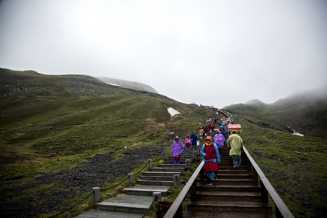 백두산 서파 천지길은 1,500개의 계단을 통해 가야 한다.