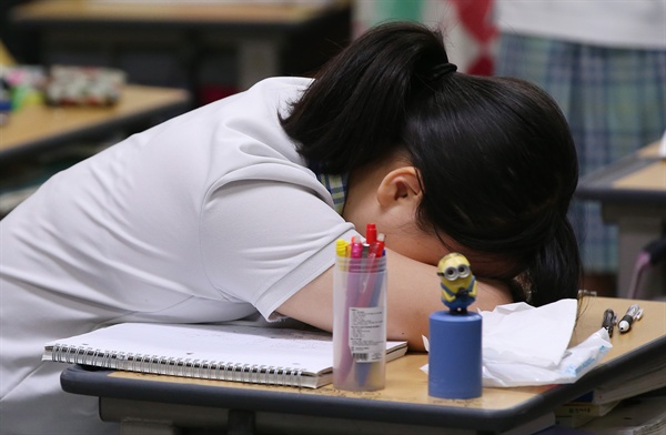 전국 중·고등학생 '국가수준 학업성취도평가'가 실시된 지난 6월 21일 오전 서울 종로구 배화여고에서 고2 학생이 쉬는시간에 잠시 잠을 청하고 있다.