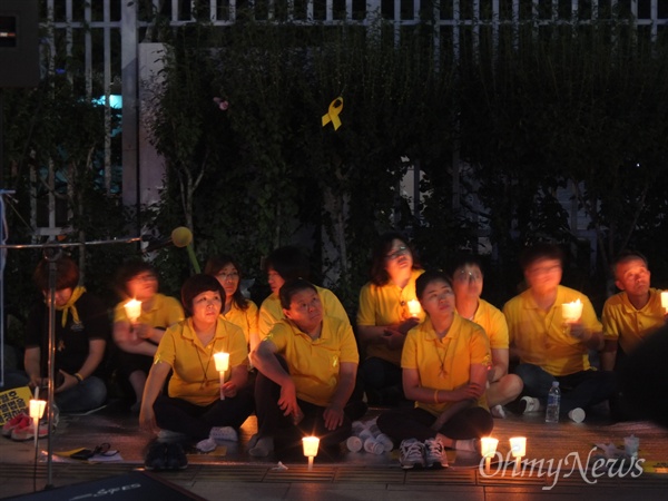 2일 오후 종로구 정부서울청사 앞에서 '416 가족협의회 농성보고 국민촛불'이 열렸다. 사진은 세월호 유가족들 모습.