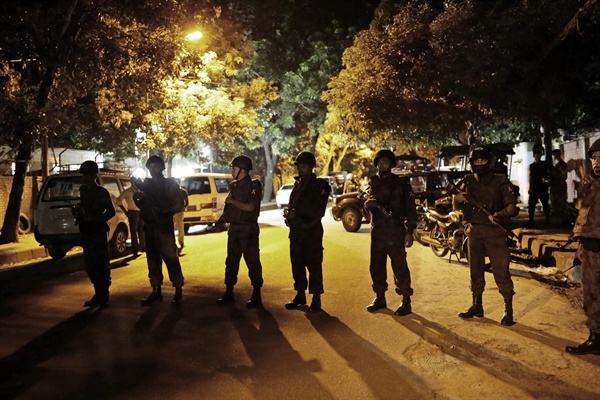 사진은 방글라데시 보안군이 '홀리 아티잔 베이커리' 레스토랑 주변을 봉쇄하고 경계중인 모습.