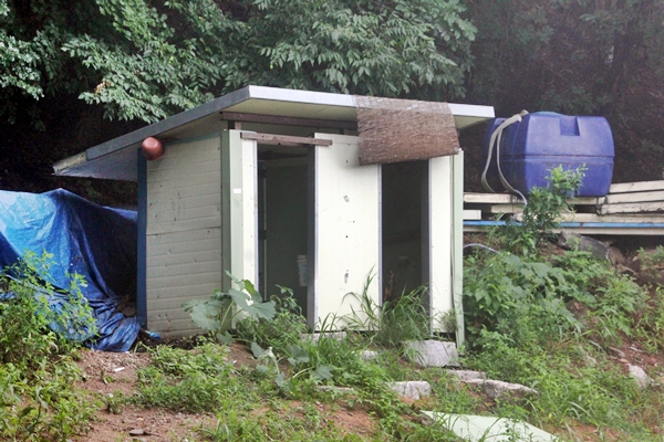 임시로 지은 해우소는 사용을 하기가 께름칙하다. 광주시에서는 문화재가 있는 이 암자에 간이화장실이라도 마련해 주어야 한다.