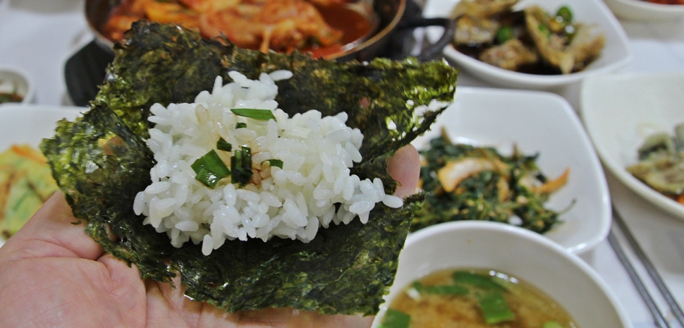 쌀밥에 양념장을 끼얹어 먹는 김밥도 별미다.
