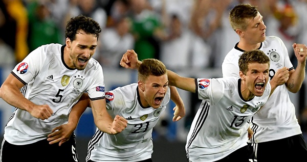 UEFA 유로 2016 4강 지난 2일(현지시각), 프랑스에서 열린 독일과 이탈리아의 UEFA 유로 2016 경기에서, 승부차기 끝에 독일이 승리하자 독일 선수들이 기뻐하고 있다.