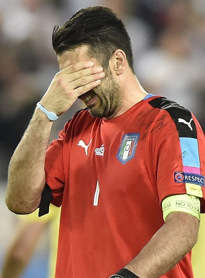 UEFA 유로 2016 4강 지난 2일, 프랑스에서 열린 독일과 이탈리아의 UEFA 유로 2016 4강 경기에서, 독일에 패한 뒤 이탈리아 골키퍼 지안뤼지 부폰이 슬퍼하고 있다.