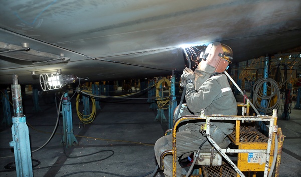 지난 6월 24일 경남 거제 대우조선해양 옥포조선소 제5공장에서 한 근로자가 용접 작업을 하고 있다.