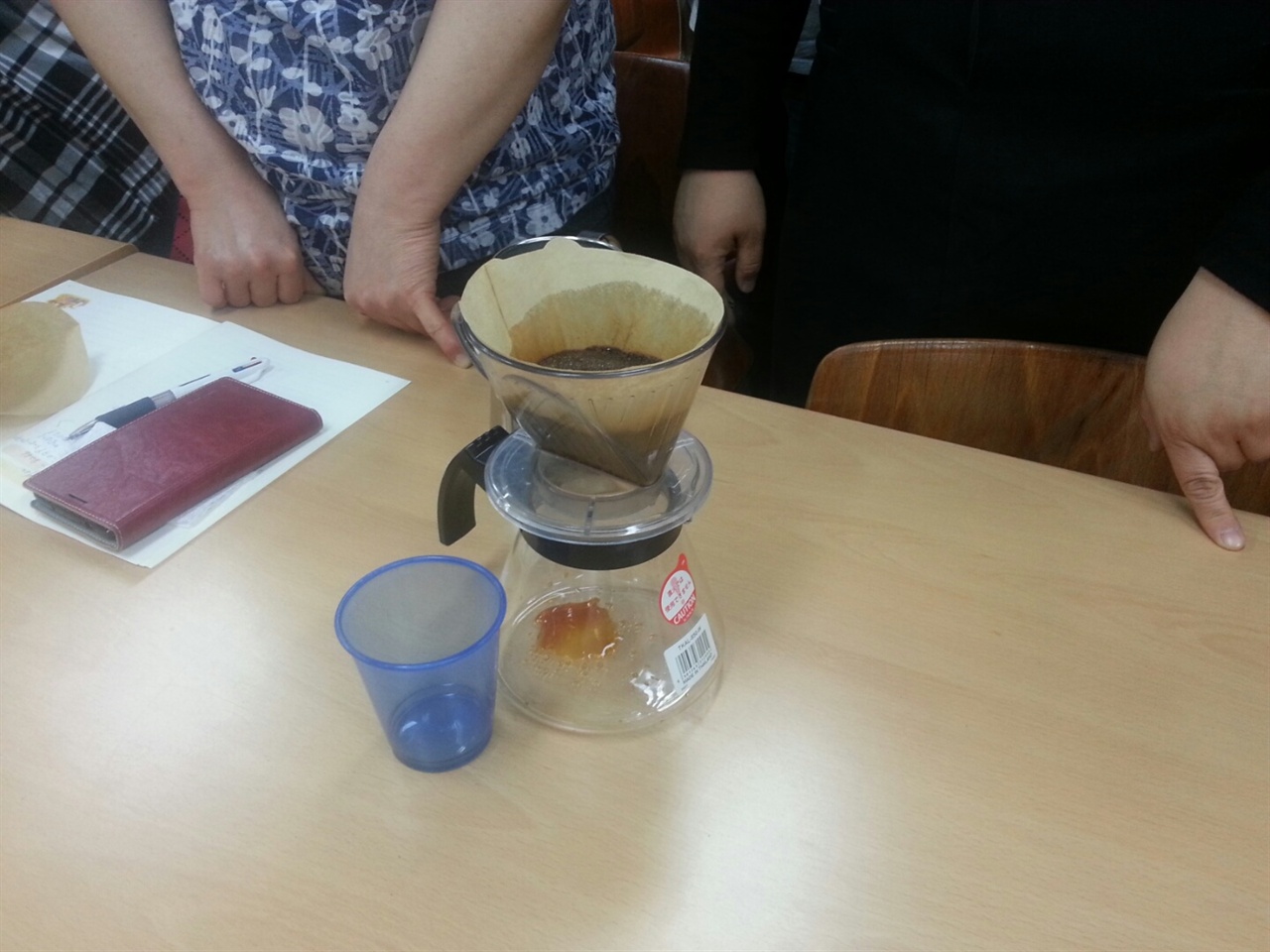 핸드드립으로 커피를 추출하는 과정이다.