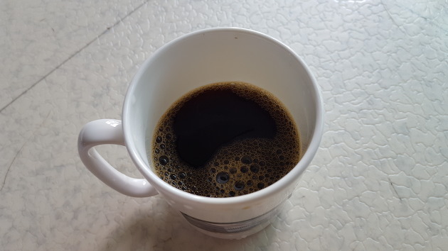 핸드드립으로 추출한 커피. 표면에 거품이 많을수록 커피의 향과 맛이 돋보인다고 한다.