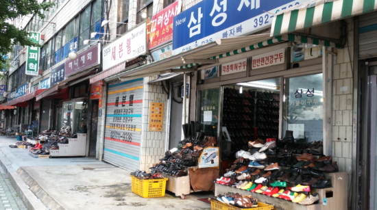 염천교 근처에는 오래된 수제화 가게가 늘어서 있다. 