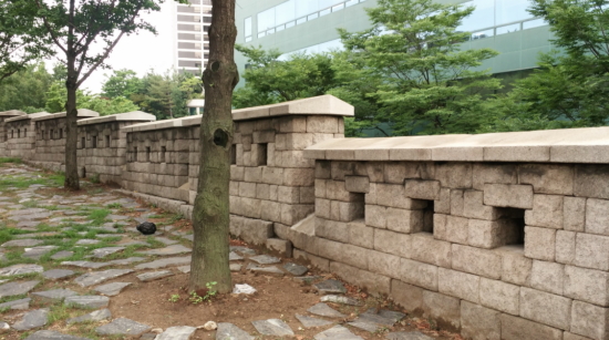 서울을 둘러싼 성곽. 가운데 뚫린 구멍이 포문이다.
