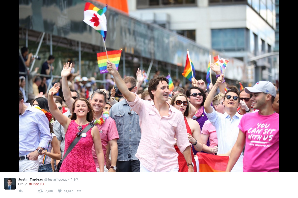 동성애자 퍼레이드 참가를 전하는 쥐스탱 트뤼도 캐나다 총리의 트위터 갈무리.