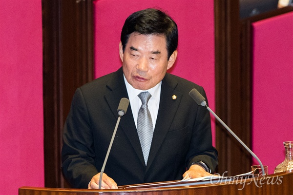 더불어민주당 김진표 의원이 4일 오전 국회 대정부질문에서 장관에게 질문을 하고 있다.
