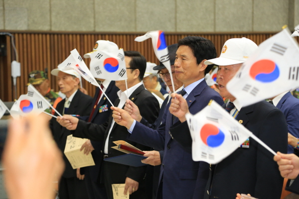  이태훈 달서구청장이 지난달 28일 열린 6.25 전쟁 66주년 기념행사에서 태극기를 휘두르고 있다.