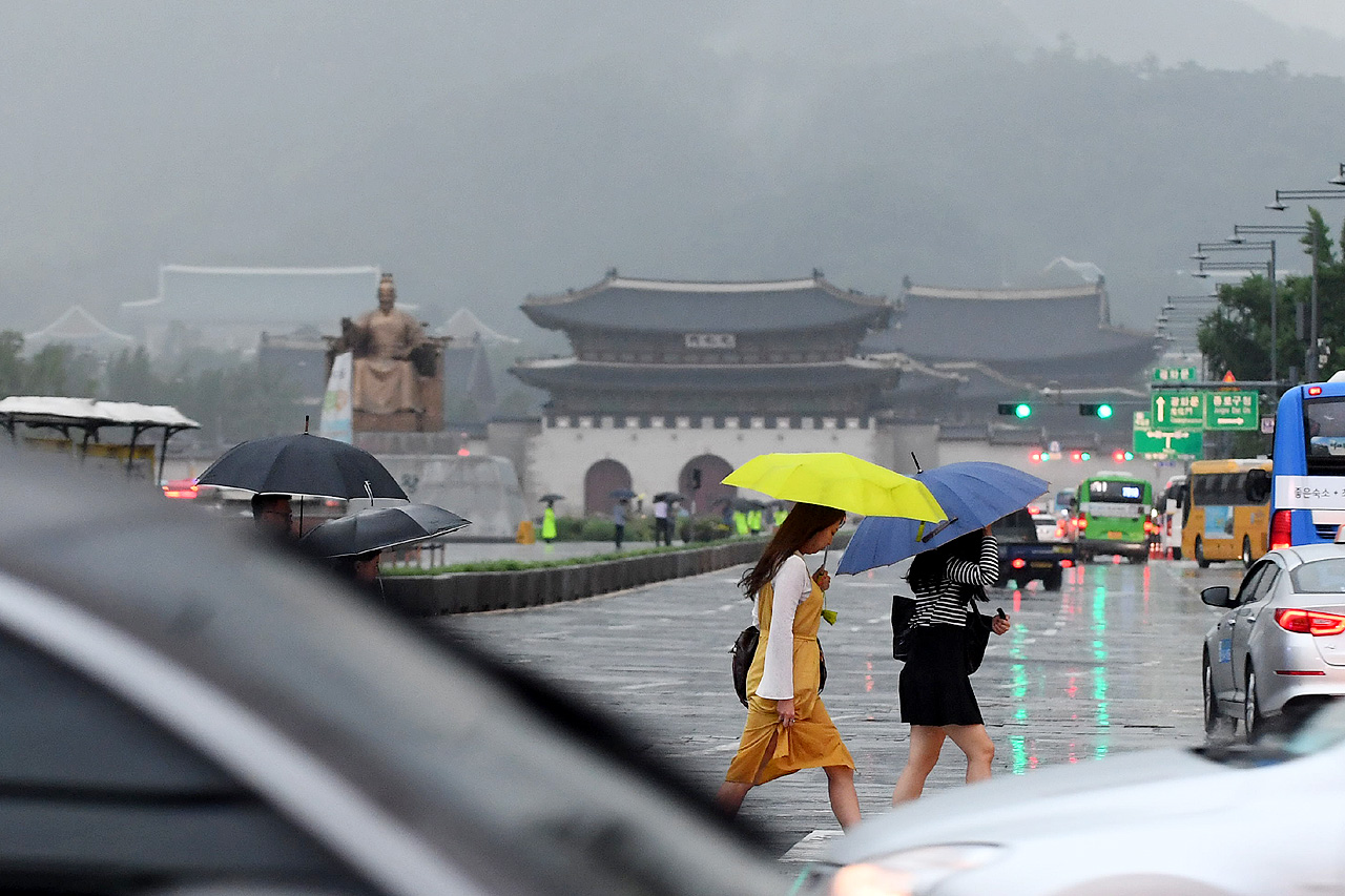 5일 오전 서울과 경기, 강원도 일부지역에 호우경보가 발효된 가운데 시민들이 우산을 받쳐들고 출근길을 재촉하고 있다.