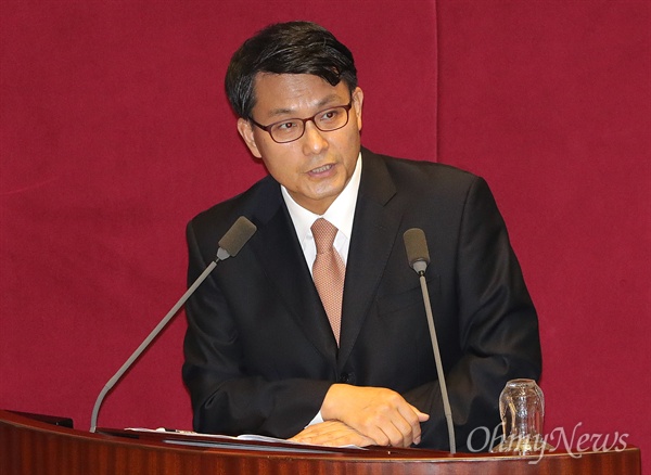 윤상현 새누리당 의원이 지난 5일 오전 국회 대정부질문을 하고 있다.