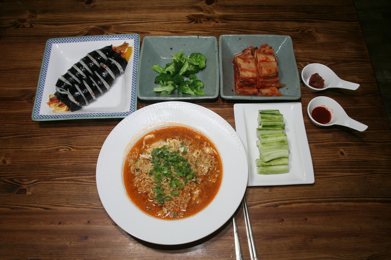 나는 간단하게 김밥 한 줄만 먹고 싶다고 했는데... 남편은 기어이 밥상을 차렸다. 제규는 아빠를 닮아서 대충 먹지 않는다.^^;; 