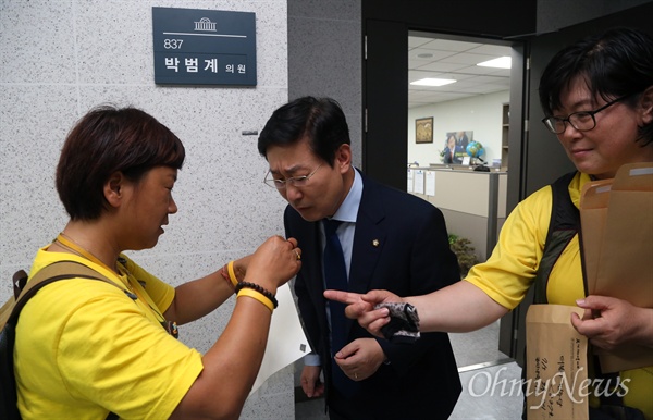 박범계 의원실에 노란 문패 다는 '영석엄마' 세월호 참사 희생자인 고 오영석 군의 어머니 권미화 씨가 5일 오후 서울 여의도 국회 의원회관을 방문해 박범계 더불어민주당 의원 등 세월호 참사 진상규명을 위해 노력하겠다는 약속을 한 여야 의원들에게 노란 문패를 전달하고 있다.