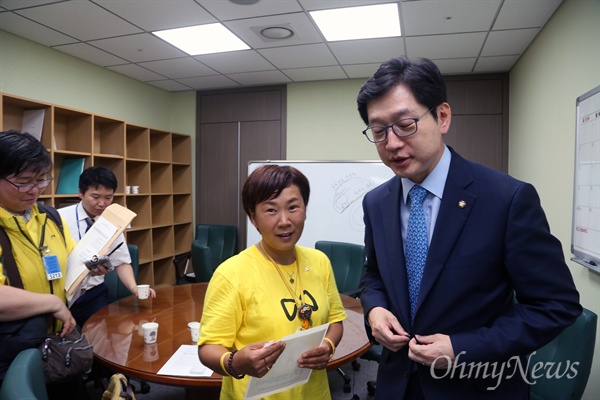 김경수 의원실 방문한 영석엄마 세월호 참사 희생자인 고 오영석 군의 어머니 권미화 씨가 5일 오후 서울 여의도 국회 의원회관을 방문해 세월호 참사 진상규명을 위해 노력하겠다는 약속을 한 김경수 더불어민주당 의원에게 노란 문패 전달의 취지를 설명하고 있다. 