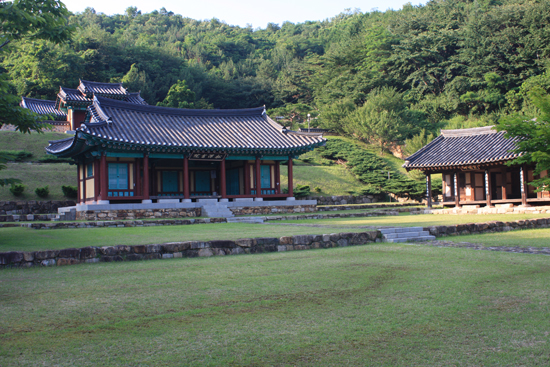  외삼문과 서재 중간 지점에서 바라본 송담서원 전경. 사진의 맨 오른쪽 건물이 동재이다.