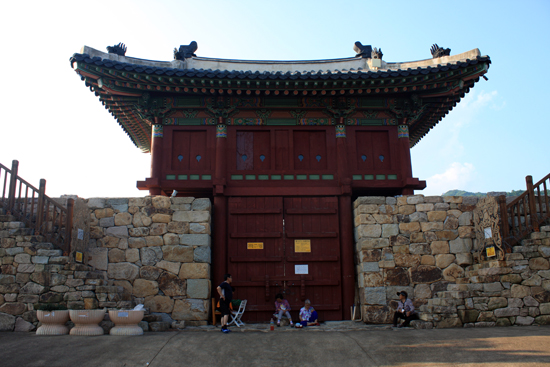  김해읍성의 일부가 2008년 복원되었다. 성문 중 유일하게 복원된 북문 아래 그늘에서 동네 어르신들이 쉬고 있는 모습.