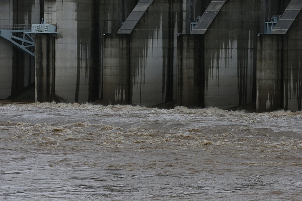 장마전선 영향으로 비가 내리던 지난 5일 경기도 연천군 군남홍수조절지에서 한국수자원공사가 임진강 물을 방류하고 있다.