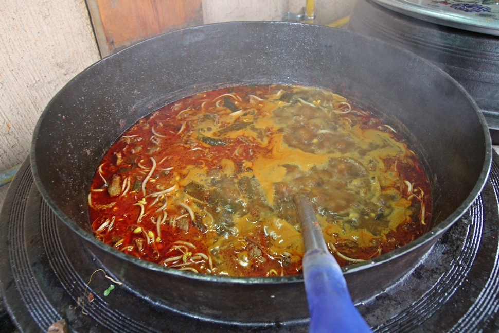 한 가정에서 100여년을 이어온 별미 수구레선지국밥이다.
