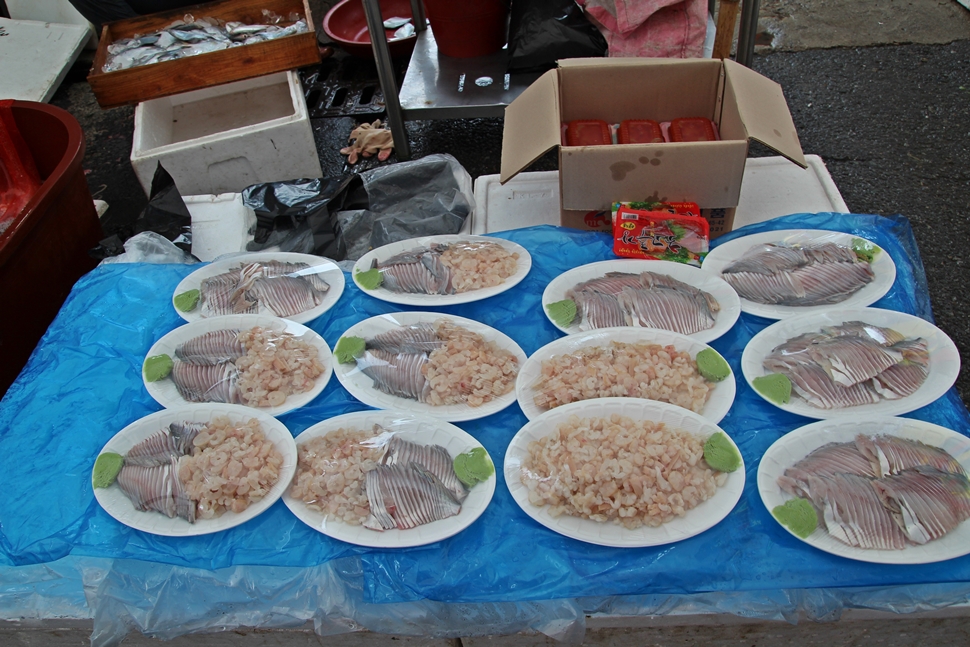최근 어획량 감소와 중국 상인의 가세로 몸값이 부쩍 치솟은 병어가 유난히 많이 보인다. 
