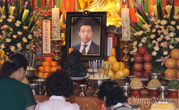 지난 5월 스스로 목숨을 끊은 김홍영 서울남부지검 검사의 49재가 지난달 6일 고향 부산의 한 사찰에서 진행됐다.  