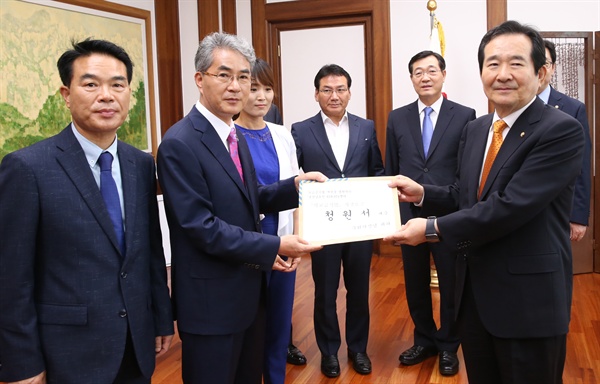 박종훈 경남도교육감이 6일 국회를 찾아 정세균 의장을 만나 '학교급식법 개정 청원서'를 전달했다.