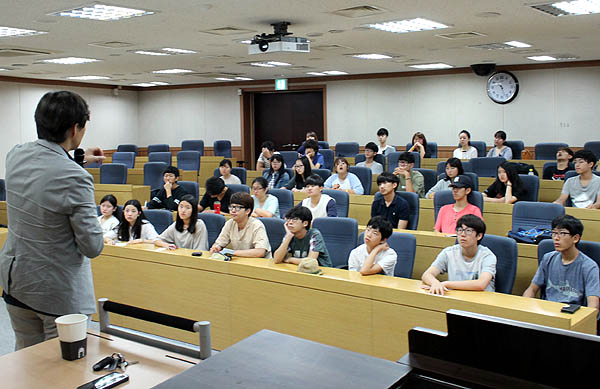  조국 서울대 교수가 6일 오전 꿈틀리 인생학교 학생들에게 '정의와 인권'을 주제로 강의하고 있다.