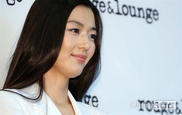 전지현, 오랜만에 보는 반가운 미소 배우 전지현이 6일 오후 서울 통의동 아름지기에서 열린 <루즈 앤 라운지> FW 포토콜 행사에서 미소를 짓고 있다.
