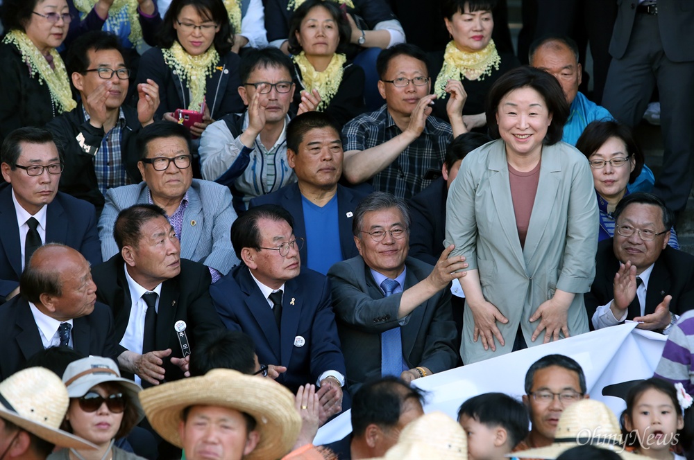  심심상 정의당 대표, 문재인 더불어민주당 전 대표가 지난 5월 17일 오후 광주광역시 광주공원에서 열린 제36주년 5.18민중항쟁 전야제 민주대행진에 참석해 참석자들에게 인사하고 있다.