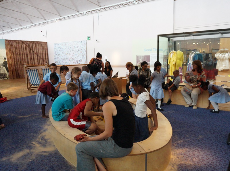 어린이 박물관 안에 설치된 모래 놀이 시설. 비가 자주 오는 영국 아이들에게 제격인 장소이다