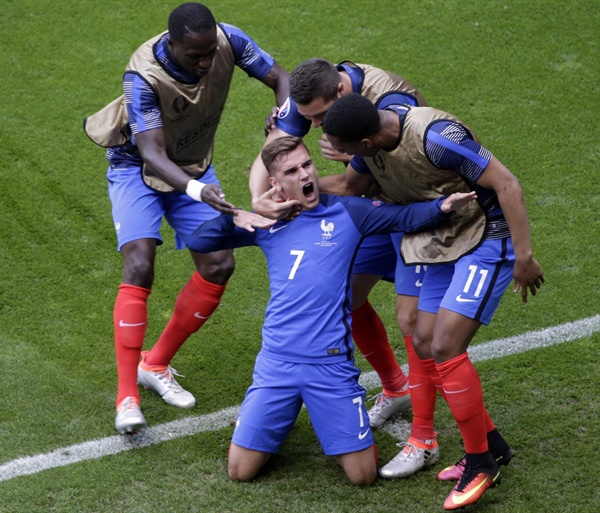  6월 27일(한국 시각) 열린 유로 2016 프랑스와 아일랜드의 16강전에서 프랑스의 골잡이 앙투안 그리즈만이 동점골을 넣은 뒤 기뻐하고 있다.