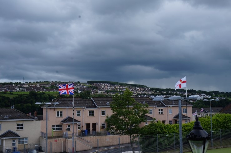 런던데리 도시 곳곳에는 영국 국기와 북아일랜드 국기가 설치되어 있다