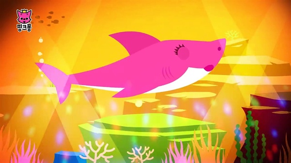  <상어가족>의 '엄마' 상어는 '기본형'인 남자 상어에 분홍색 몸통, 속눈썹, 입술을 붙였다. 
