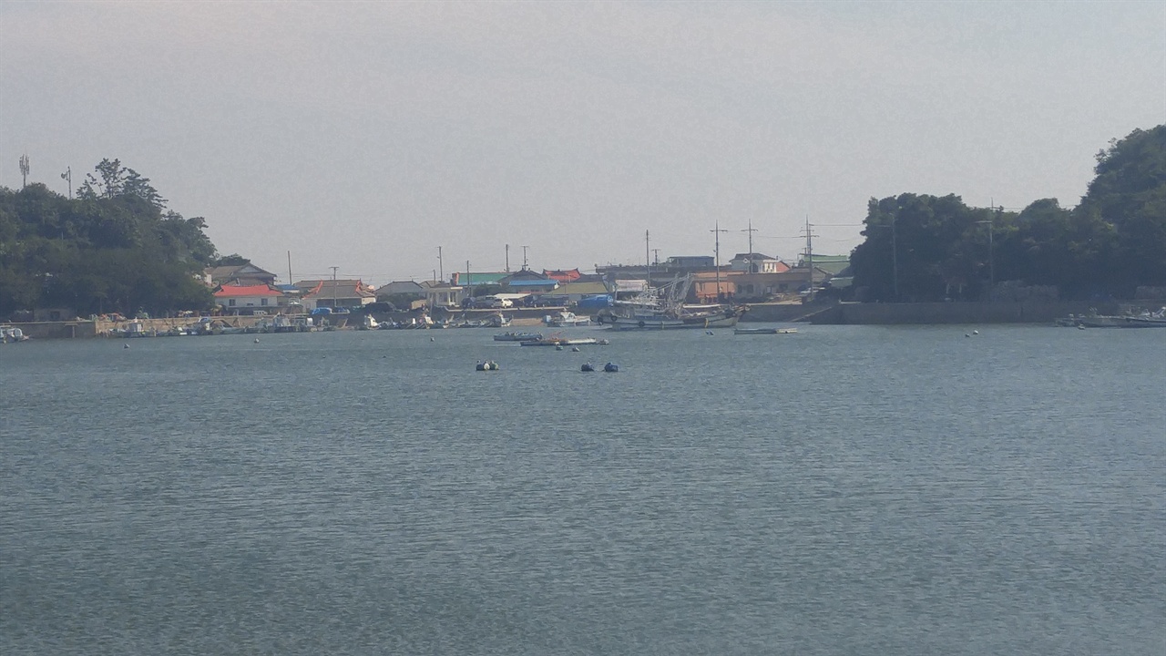  고군산대교를 바로 벗어난 지점에서 바라본 무녀도 2구 마을 전경