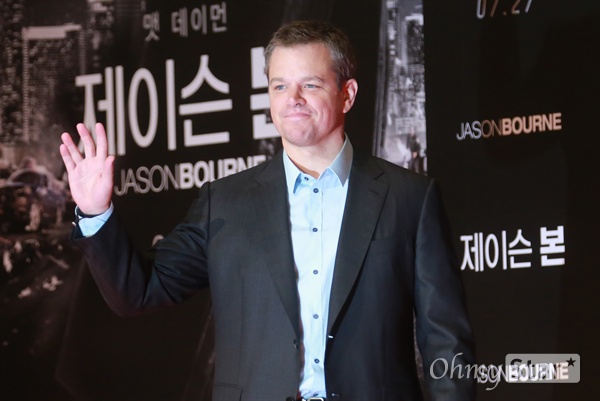  8일 오전 광화문 포시즌스 호텔에서 열린 영화 <제이슨 본> 아시아 프리미어 기자회견에서 주연을 맡은 맷 데이먼이 취재진을 향해 손을 흔들어보이고 있다.