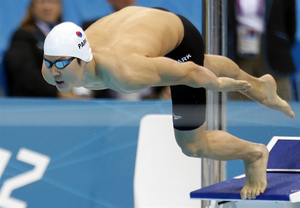  8일 국제중재재판소(CAS)가 박태환의 국가대표 자격을 인정해 박태환이 리우 올림픽에 출전할 수 있게 됐다. 사진은 지난 2012년 런던올림픽 수영 남자 1,500ｍ 결승에서 출발하는 박태환. 2016.7.8