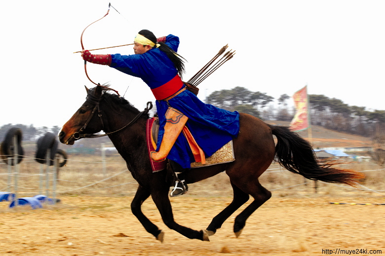 저자가 몸소 말을 타고 활쏘기 시범을 보이고 있다. 수원에서 '한국전통무예연구소'를 운영하는 저자는 실제 몸으로 무예를 수련하는 '무인(武人)'이기도 하다.