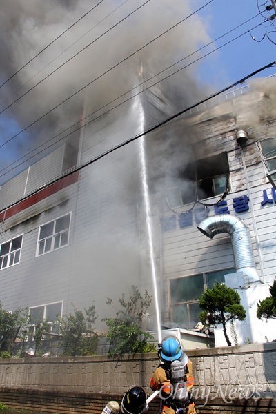 9일 오후 창원 성산구 성주동 대영정비공업사에서 화재가 발생해 소방대원들이 진화작업을 벌이고 있다.