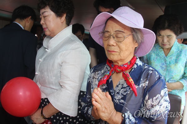 한국전쟁 전후 민간인 학살사건 희생자 '창원유족회'는 9일 오후 수장 현장인 마산만 '괭이바다'에서 '합동 추도식'을 열었다. 묵념하는 유족들.
