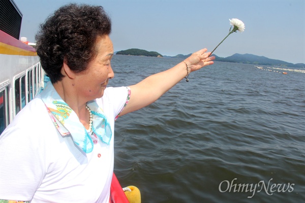 한국전쟁 전후 민간인 학살사건 희생자 '창원유족회'는 9일 오후 수장 현장인 마산만 '괭이바다'에서 '합동 추도식'을 열었다. 한 유족이 국화꽃을 바다에 던지고 있다.