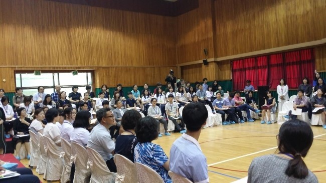 부산 양정초 강당에는 120여명이 참석한 '2016부산교육 타운 홀 미팅'이 개최됐다. 