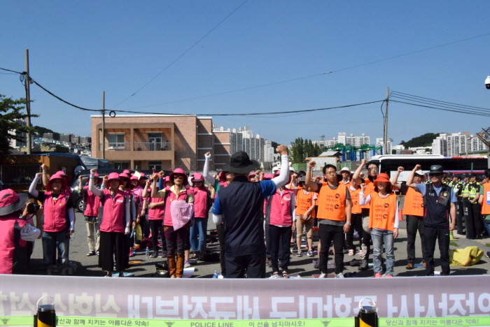 세균실험실이 들어설 미군전용부두인 8부두 앞은 이미 우리나라 경찰들로 가득했다.