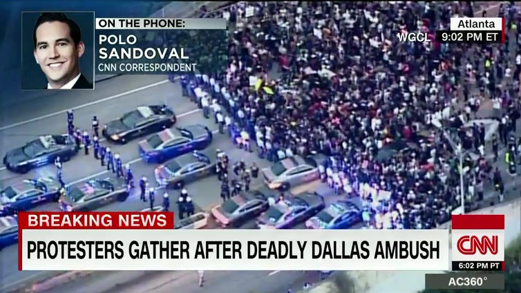 미국 댈러스 흑인 사회의 항의 시위를 보도하는 CNN 뉴스 갈무리.