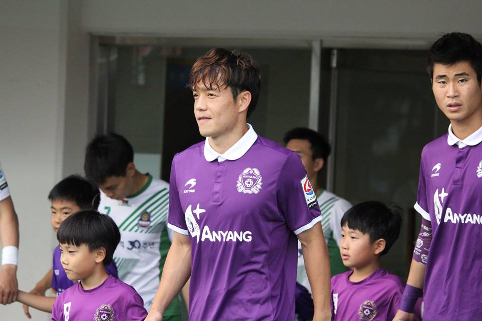 FC안양으로 돌아오다 안양으로 돌아온 김효기가 복귀전에서 선발로 나섰다. 공수에서 맹활약한 그는 4호선 더비에서 안양의 승리를 이끌었다.